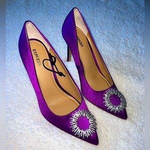 NEVER BEEN WORN Express Rhinestone Brooch Pumps size 8 W (US)